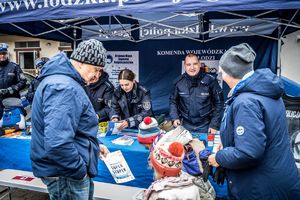 Policjanci na swoim stoisku opowiadają o bezpieczeństwie.