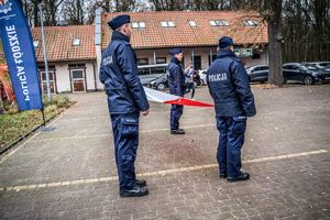 Policjanci z flagą polski.