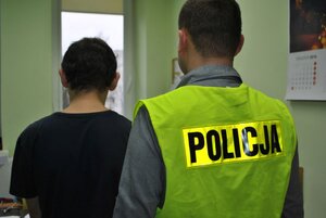 policjant z zatrzymanym