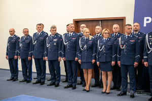 Policjanci w galowych mundurach stoją w rzędzie.