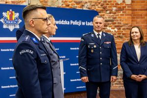 Po lewej wyróżnieni policjanci, na wprost Komendant Wojewódzki Policji i marszałek województwa.