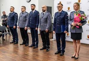 Wyróżnieni policjanci stoją w rzędzie.