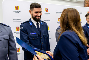 marszałek województwa wręcza nagrodę policjantowi.