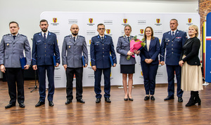 Wyróżnieni policjanci stoją w rzędzie.