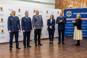 Wyróżnieni policjanci stoją w rzędzie.