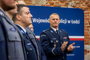 Wyróżnieni policjanci , obok komendant bije brawo.