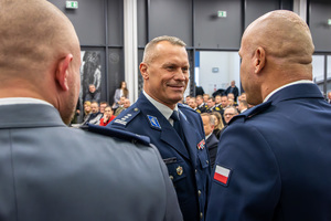 Komendant wojewódzki gratuluje policjantowi wyróżnionemu.