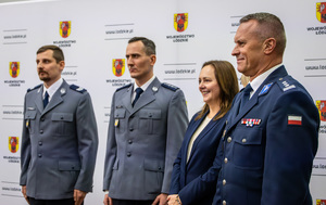 Policjanci i pani marszałek stoją w rzędzie z policjantami.