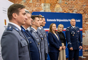 Wyróżnieni policjanci stoją w rzędzie.