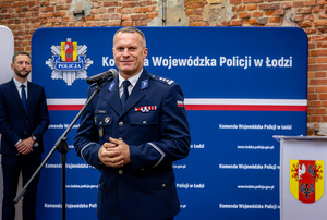 Komendant Wojewódzki Policji przemawia przed mikrofonem.