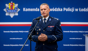 Komendant Wojewódzki Policji przemawia przed mikrofonem.