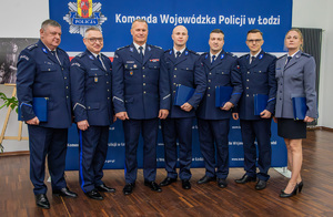 Na ściance wyróżnieni policjanci.