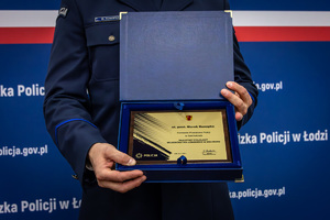 Policjant trzyma ryngraf.