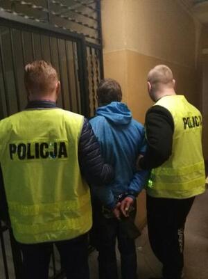 policjanci z zatrzymanym