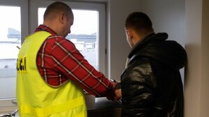 policjant z podejrzanym