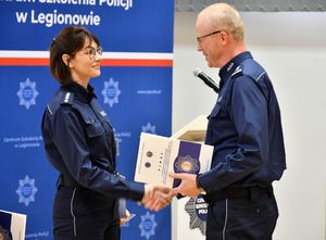 na zdjęciu policjantka odbiera  wyróżniona w konkursie najlepszych oskarżycieli publicznych.