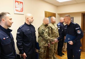 Komendant Wojewódzki Policji w Łodzi z policjantami.