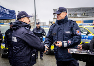 Komendant Wojewódzki Policji wręcz kluczyki.