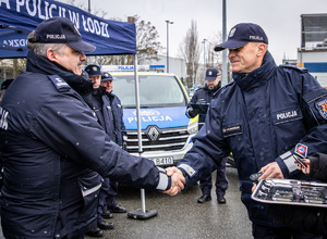 Komendant Wojewódzki Policji wręcz kluczyki.