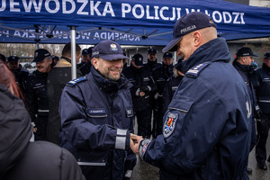 Komendant Wojewódzki Policji wręcz kluczyki.