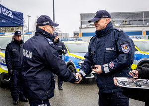 Komendant Wojewódzki Policji wręcz kluczyki.