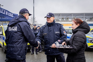 Komendant Wojewódzki Policji wręcz kluczyki.