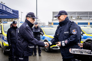 Komendant Wojewódzki Policji wręcz kluczyki.