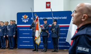 W tle sztandar Komendy Wojewódzkiej Policji w Łodzi.