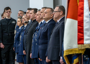 W tle Komendant Wojewódzki Policji w Łodzi oraz zaproszeni goście.