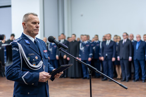 Komendant Wojewódzki Policji w Łodzi, w tle zaproszeni goście.