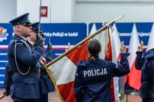 Sztandar Komendy Wojewódzkiej Policji w Łodzi oraz nowi policjanci.