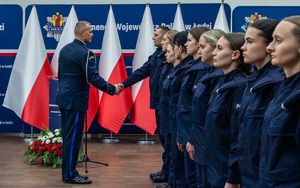 Komendant wita się z nowymi policjantami.