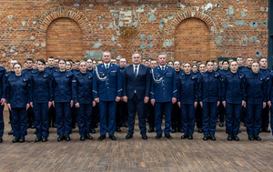 Komendant Wojewódzki Policji w Łodzi oraz Wicemarszałek Województwa Łódzkiego wraz z nowymi policjantami.