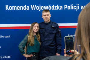 Nowo przyjęty policjant z bliskimi.
