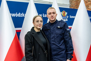 Nowo przyjęty policjant z bliskimi.