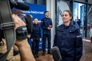 Policjantka udziela wywiadu.