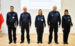 policjanci stoją w jednym rzędzie na sali.