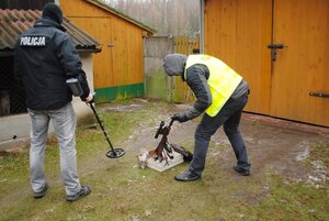 policjanci zabezpieczają broń