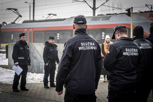 Odprawa policjantów i strażników więziennych przed szkoleniem.