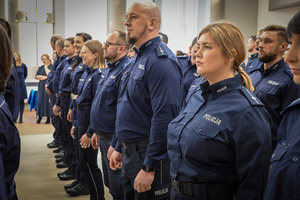 Policjanci stoją w szeregu.