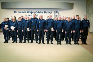 Zdjęcie zbiorowe mianowanych policjantów wraz z komendantem.