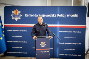 Komendant Wojewódzki Policji przemawia przy mównicy.