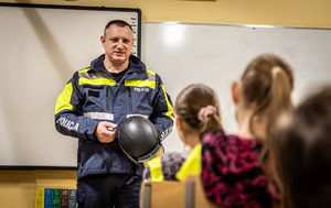 Policjant uczy dzieci jak powinny zachowywać się na stoku podczas ferii.