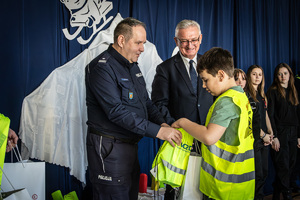 Naczelnik oraz Dyrektor wręczają nagrody.