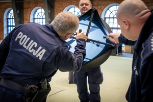 Policjanci sprawdzają zabezpieczenia pirotechniczne.