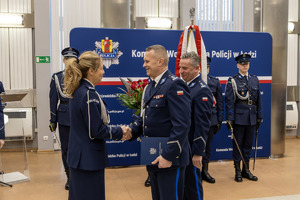 mł. insp. Anita Tim Warchał odbiera gratulacje z okazji powołania na stanowisko Zastępcy Komendanta Wojewódzkiego Policji w Łodzi ds. logistyki.