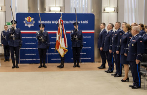 na zdjęciu poczet sztandarowy i  kierownictwo KWP w Łodzi.