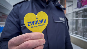 policjant trzyma serduszko z akcji ,,jak kocha to poczeka&quot;.