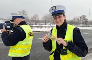 policjanci podczas akcji ,,jak kocha to poczeka&quot;, połączona z kontrolą prędkości .