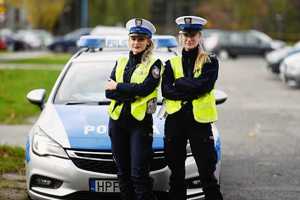 Radiowóz przed nim dwie policjantki.